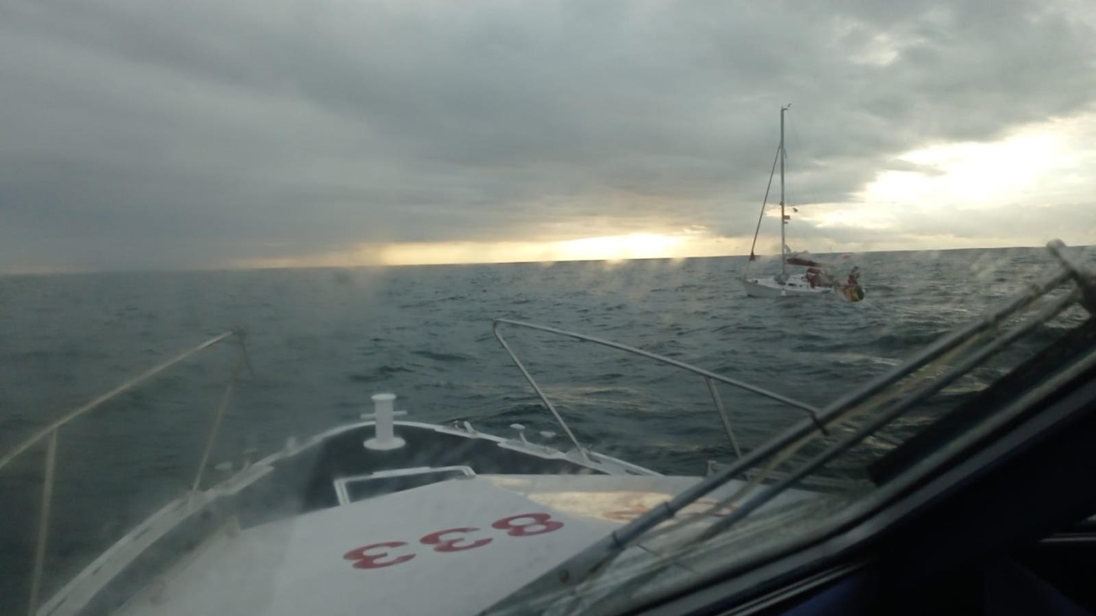 Imbarcazione a vela in avaria: salvati dalla Guardia Costiera