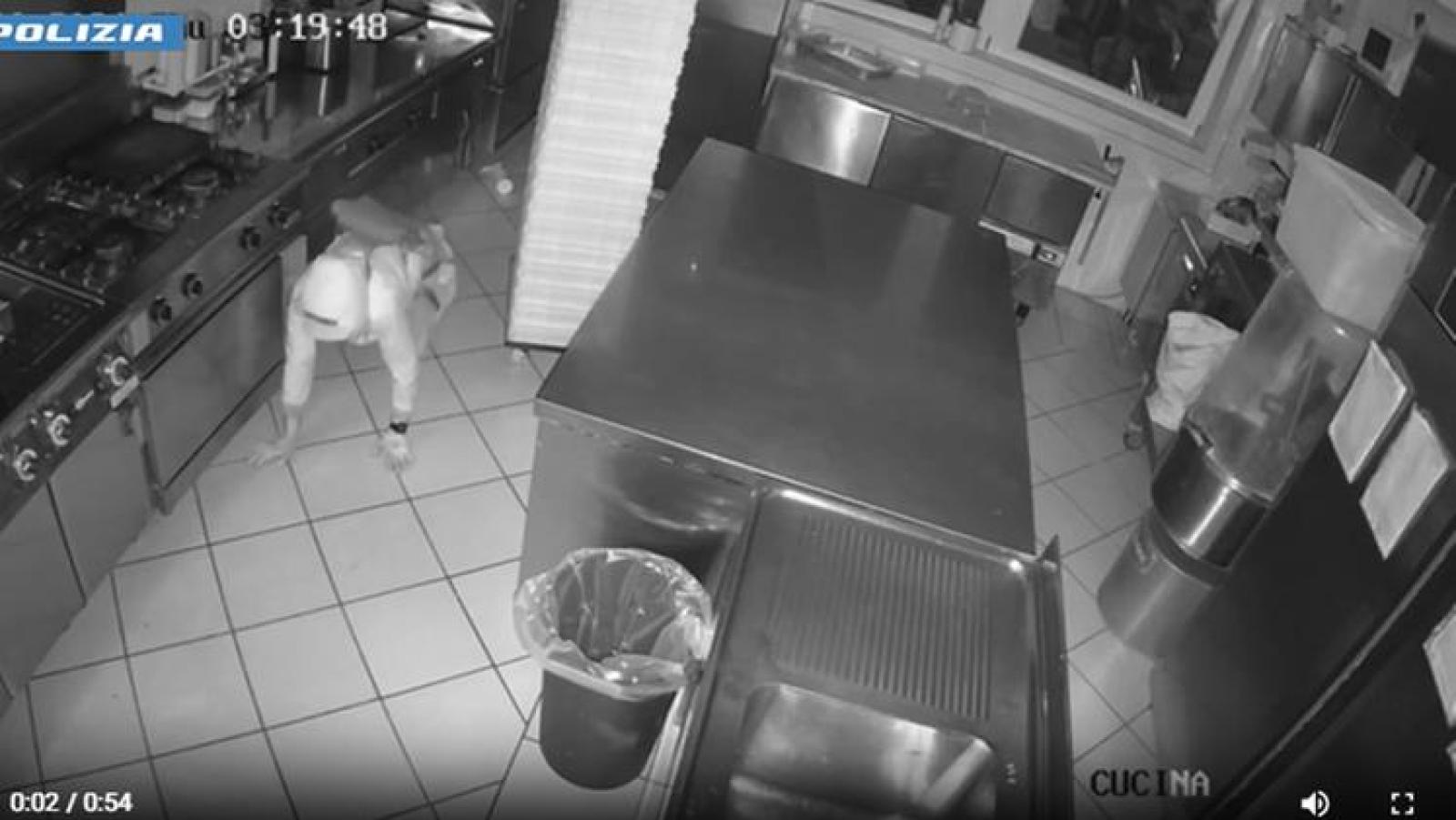 Arrestato "il ladro che gattona": il misterioso criminale che ha terrorizzato la citt&agrave;