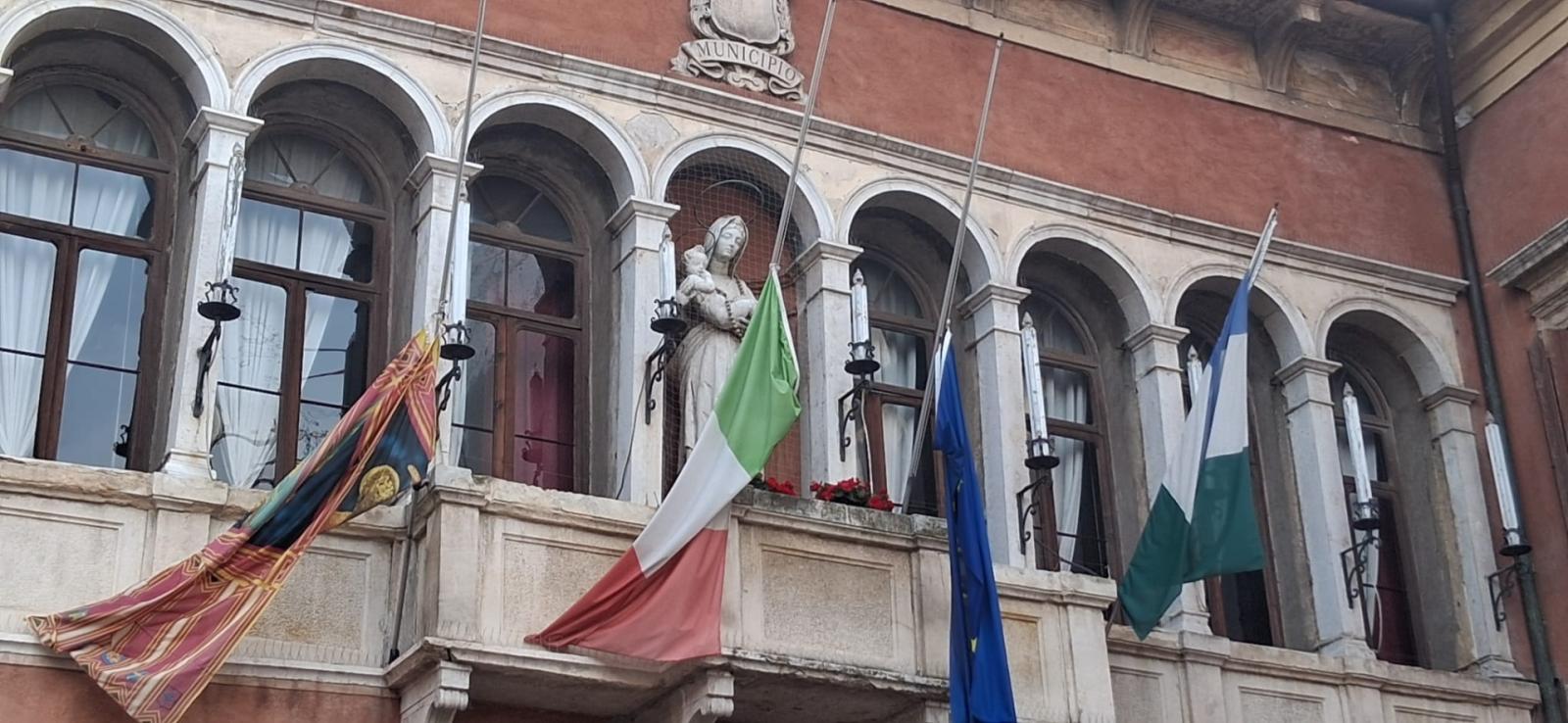 Bandiere a mezz'asta in Comune