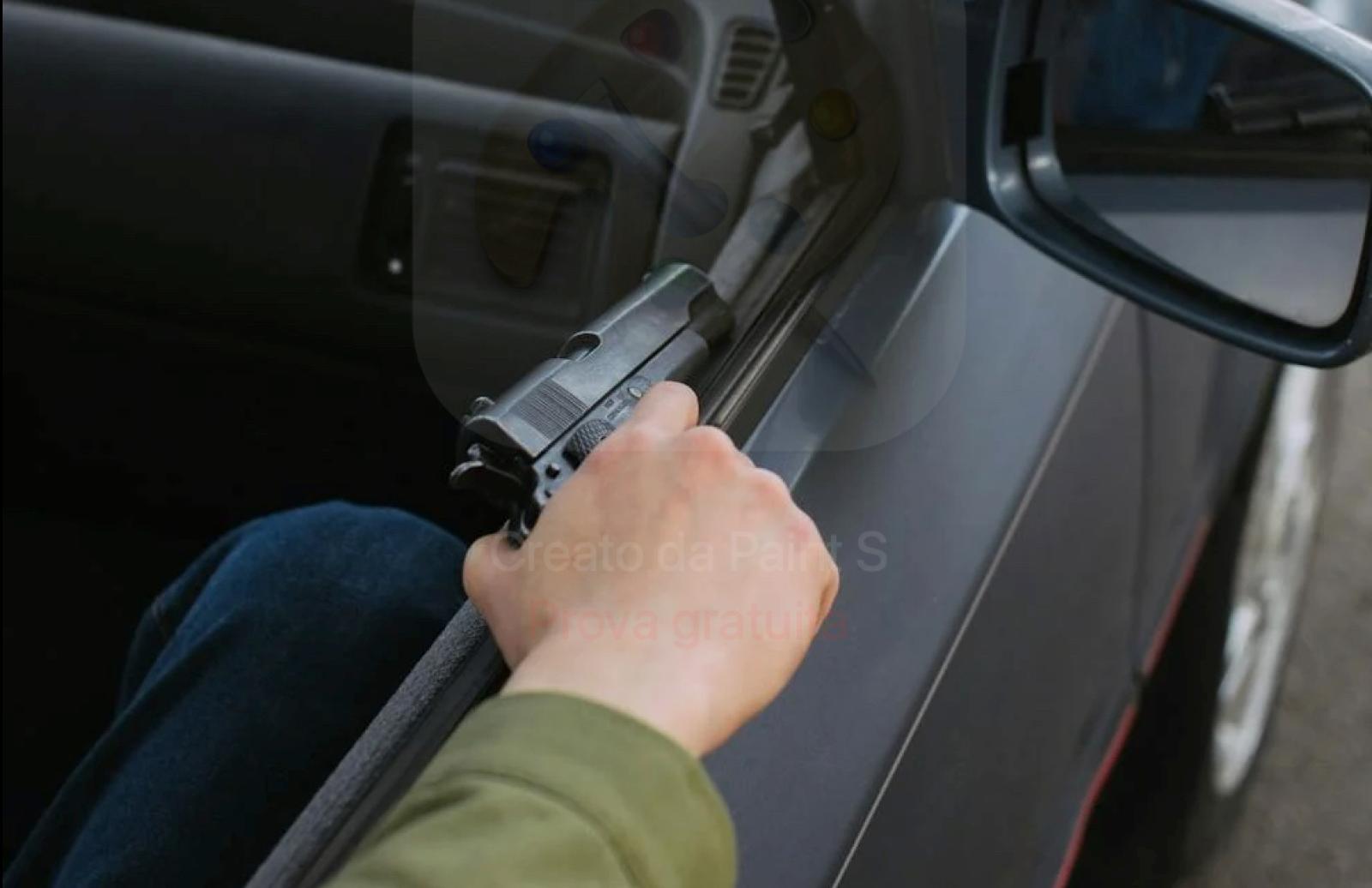 Bravata in piazza Mazzini: 21enne spara colpi a salve dal finestrino dell'auto