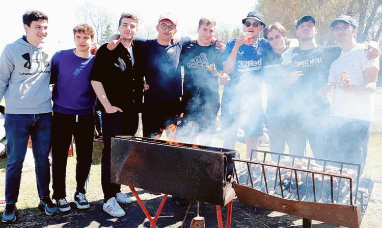 Ponte e grigliata, ma c&rsquo;&egrave; chi lavora