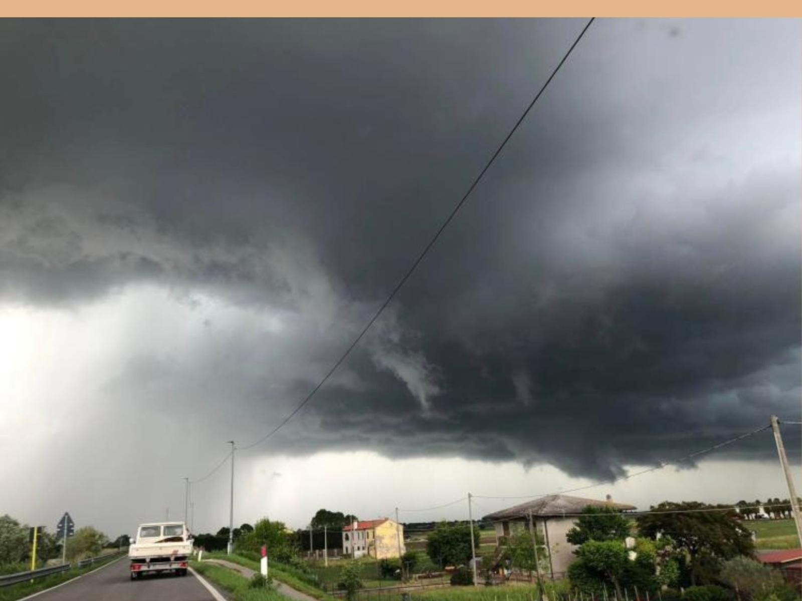 Temporale da paura, protezione civile e vigili del fuoco in azione