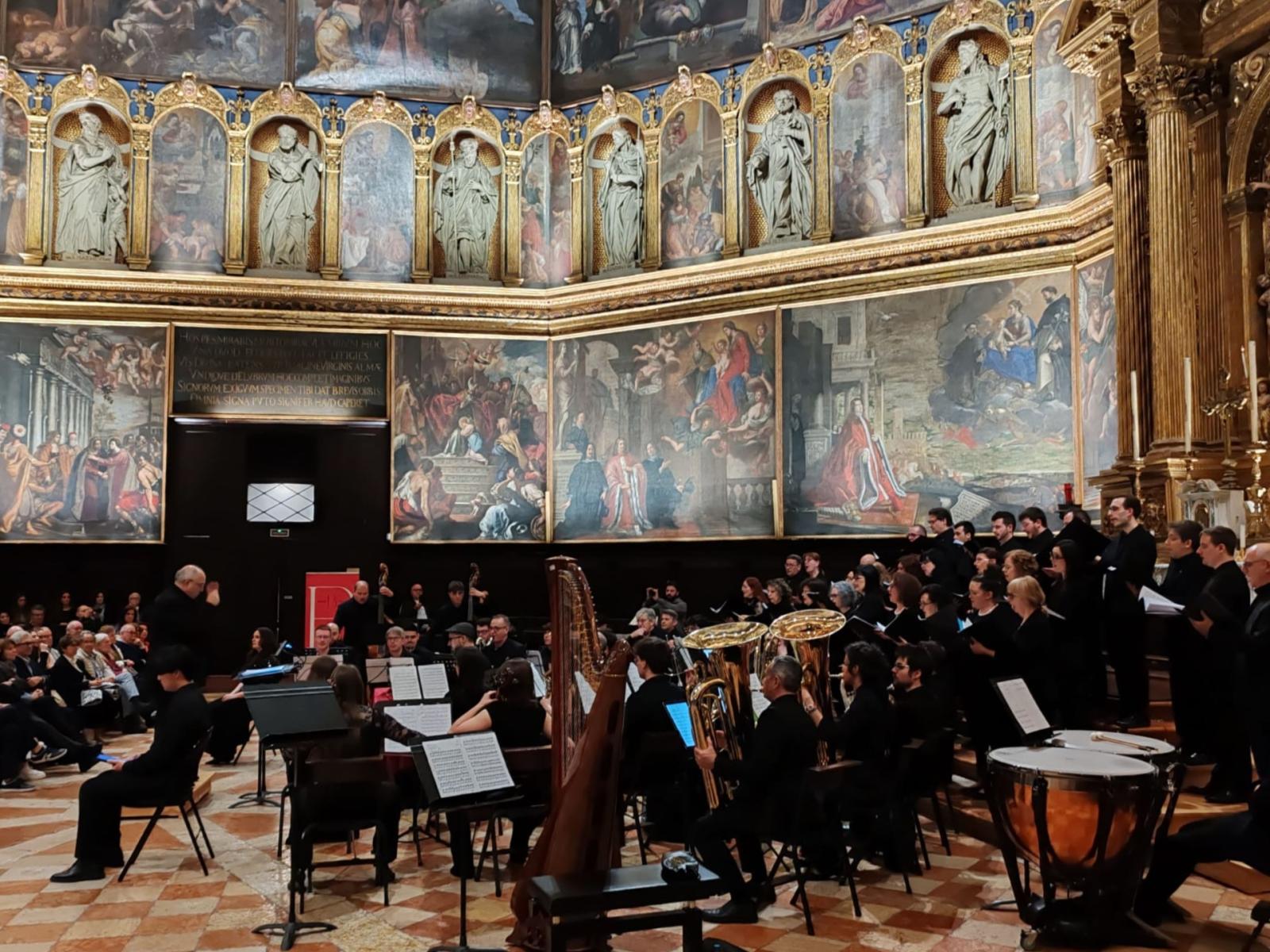 Coro e orchestra da brividi per una serata memorabile