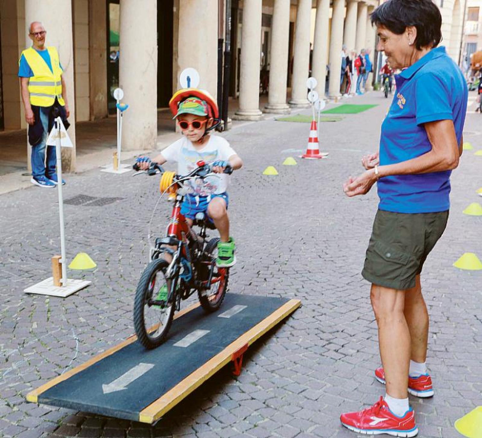 Una babygimcana sui pedali