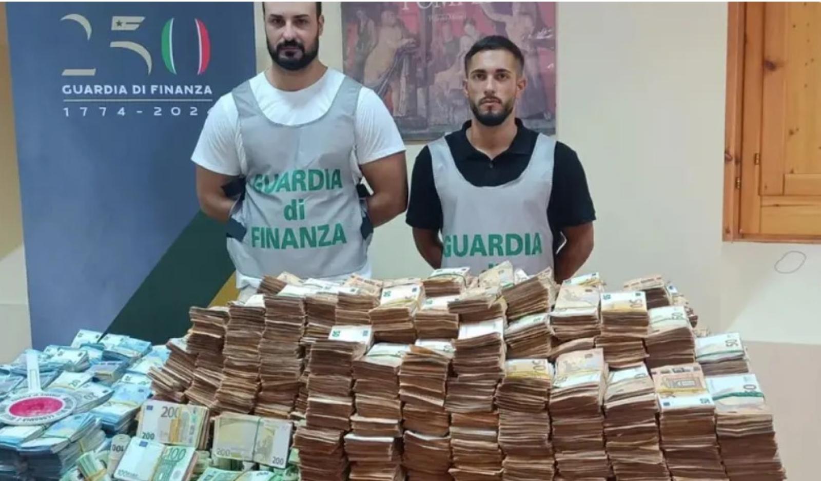 Scoperta shock in un'autodemolizione: 4 milioni di euro nascosti nei cassetti 