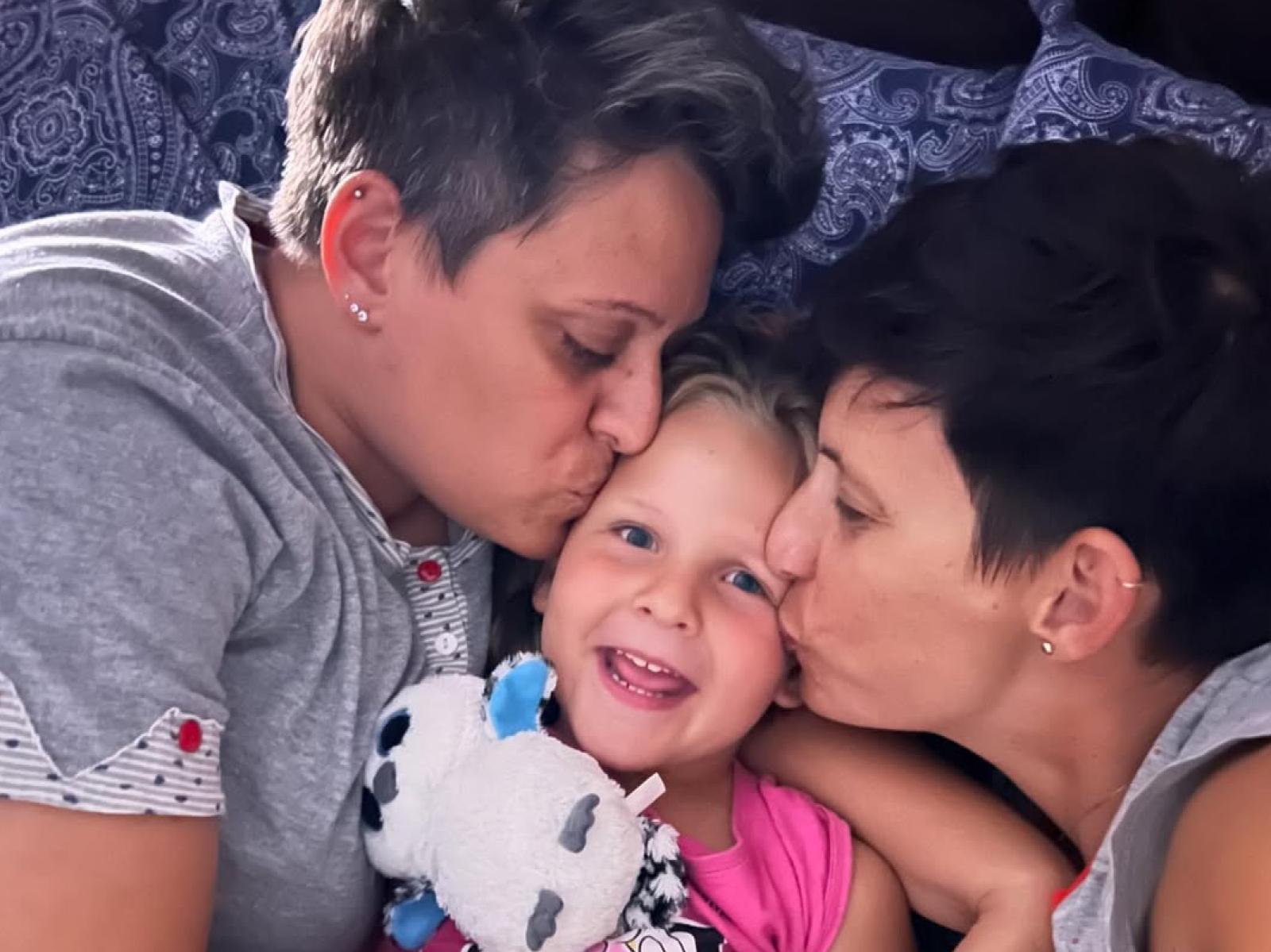 Figli con 2 mamme, ora si pu&ograve;