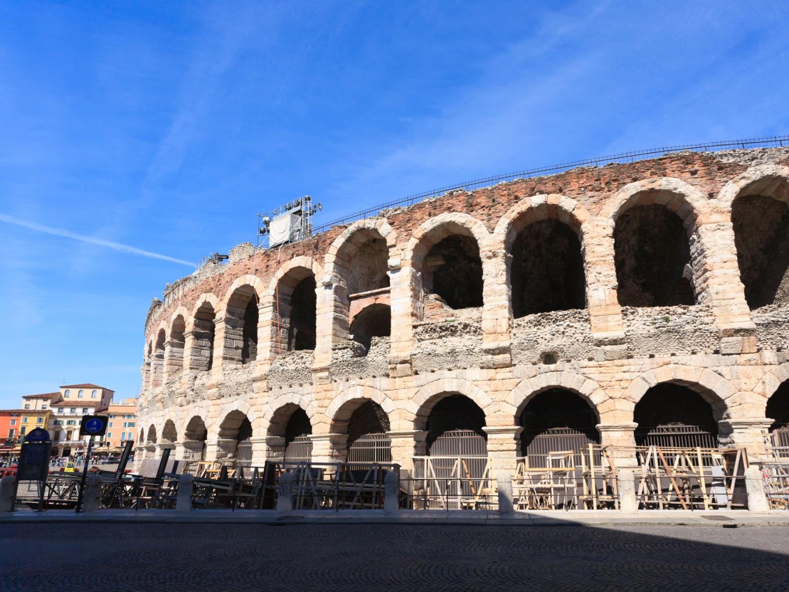 Scoperte archeologiche all'Arena di Verona: un viaggio nel tempo tra vetro e storia