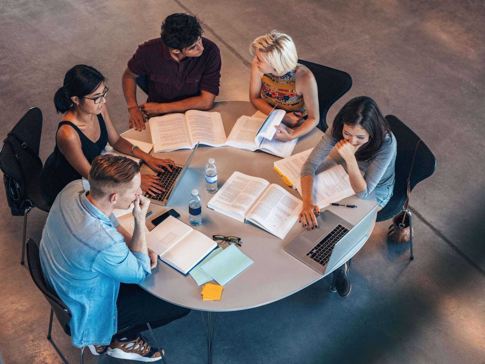Giovani talenti in fuga: l'Italia perde 97 mila laureati in dieci anni