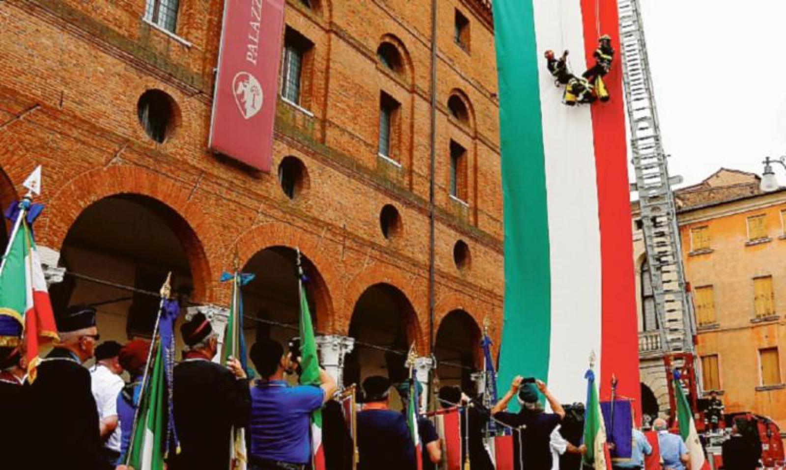 Maxi tricolore e onorificenze per la festa della Repubblica