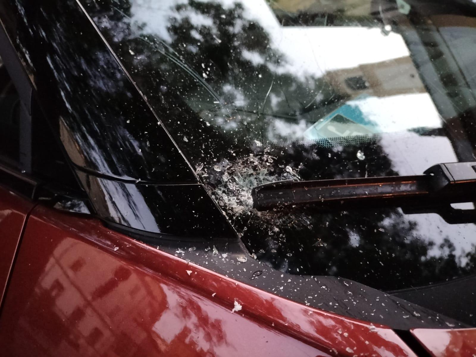 Rissa a bottigliate tra tre stranieri