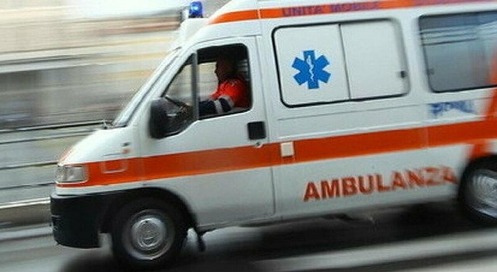 Non risponde, scatta l'allarme: uomo trovato morto in casa 