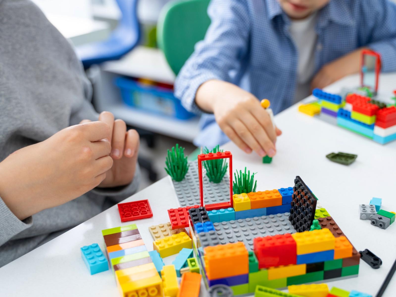 425 confezioni requisite,  denunciati titolari di cinque negozi 