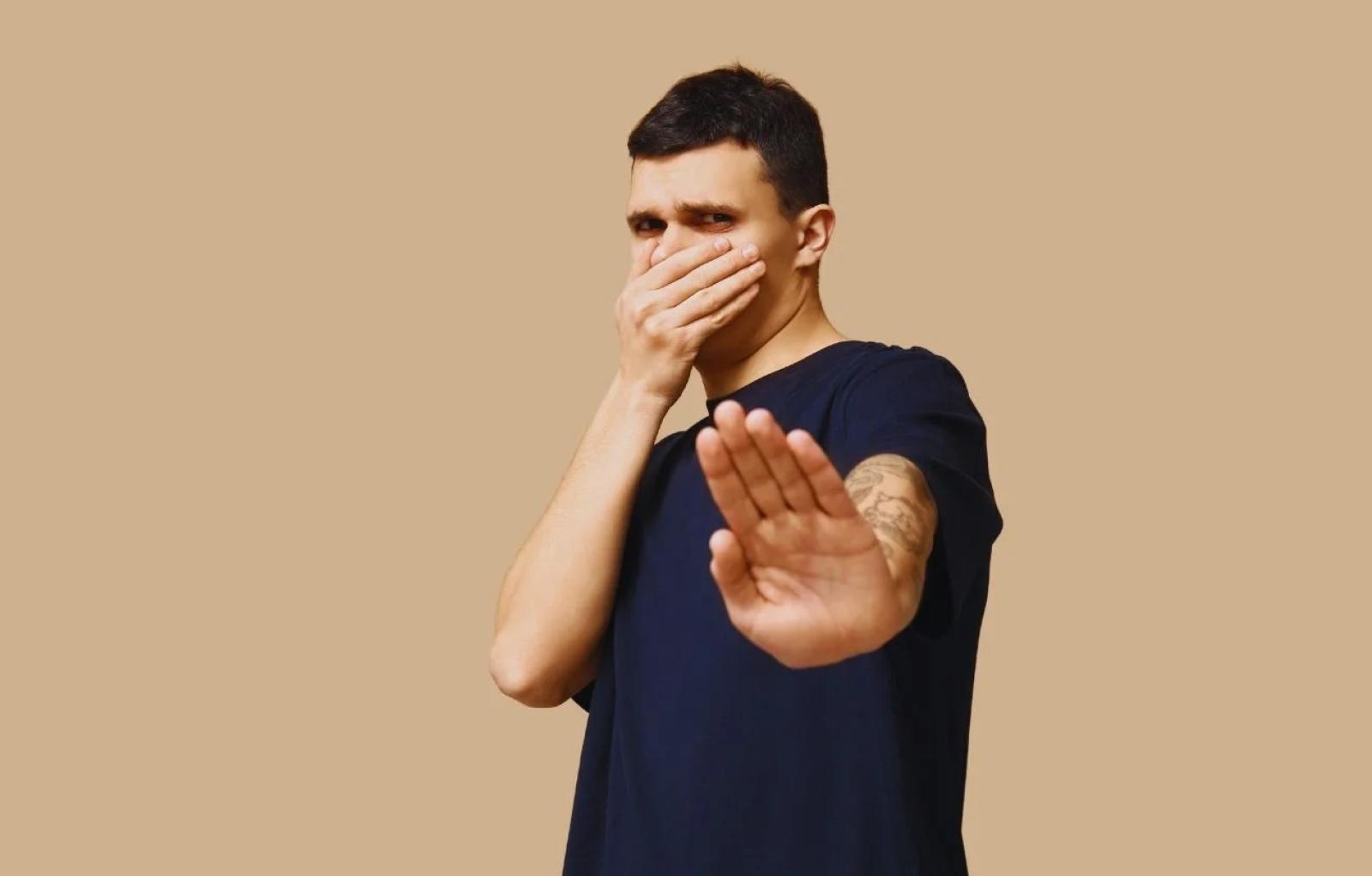 Sudore in ufficio: "Si prega di lavarsi"