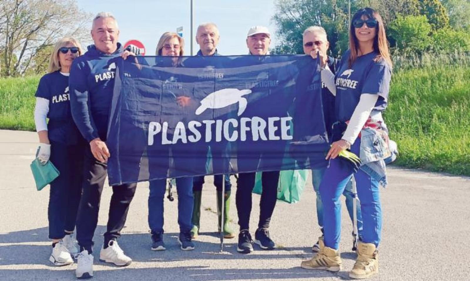 Pure i turisti puliscono il Delta