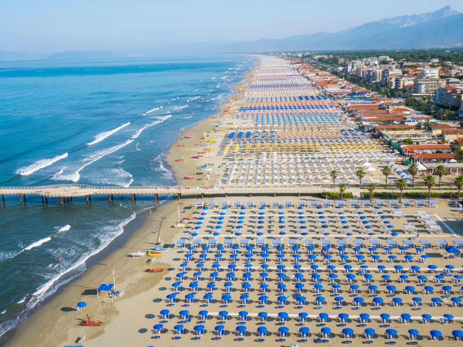 Il lusso sotto l'ombrellone: la Versilia e i rincari estivi del 2025