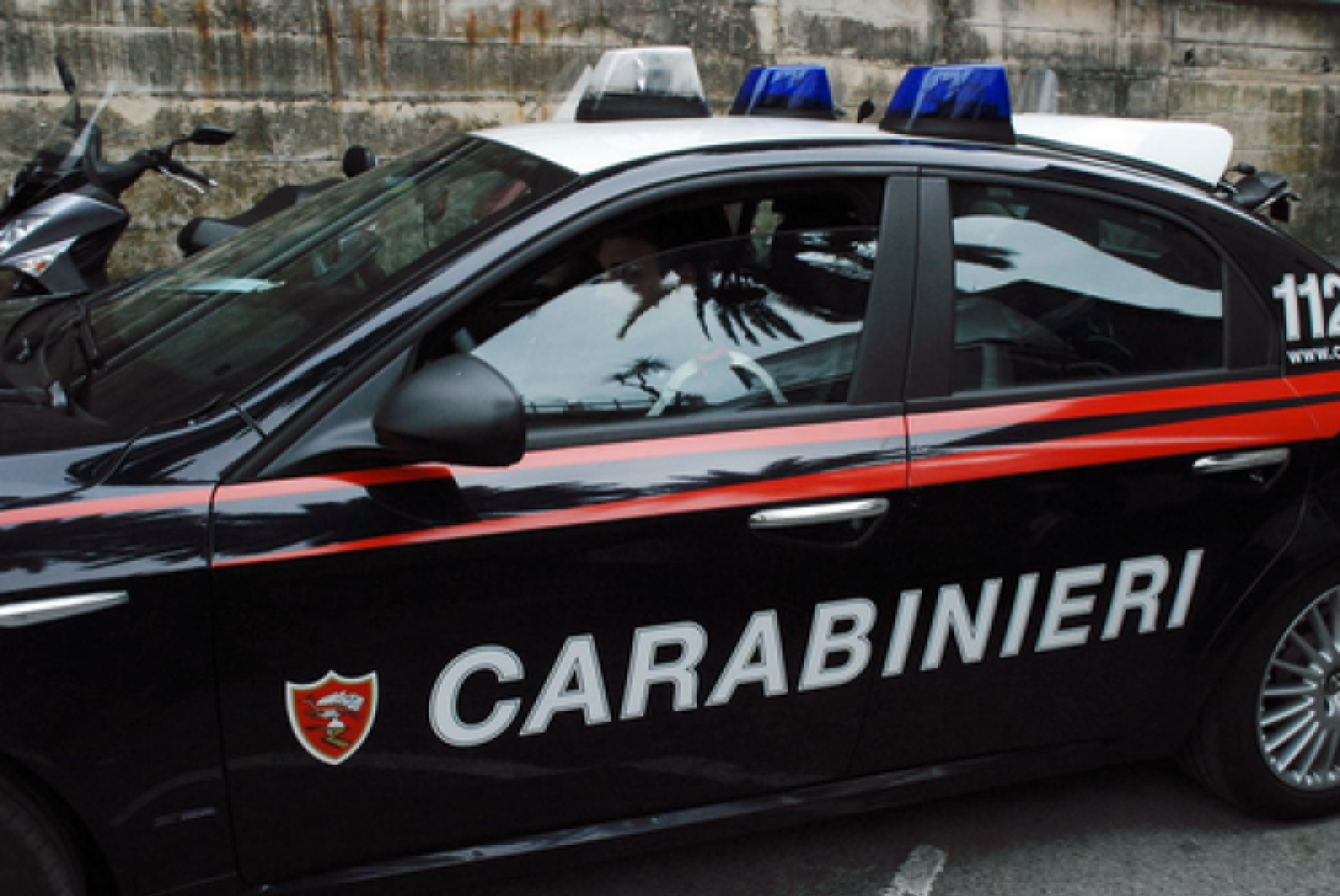 Denuncia il furto dell'auto, lo massacrano di botte: arrestati due giovani