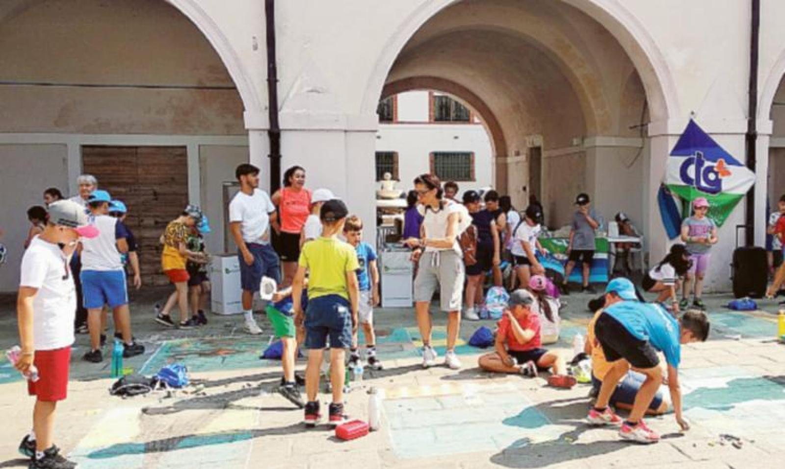 I Madonnari invadono il centro: oltre 200 opere nel liston in piazza
