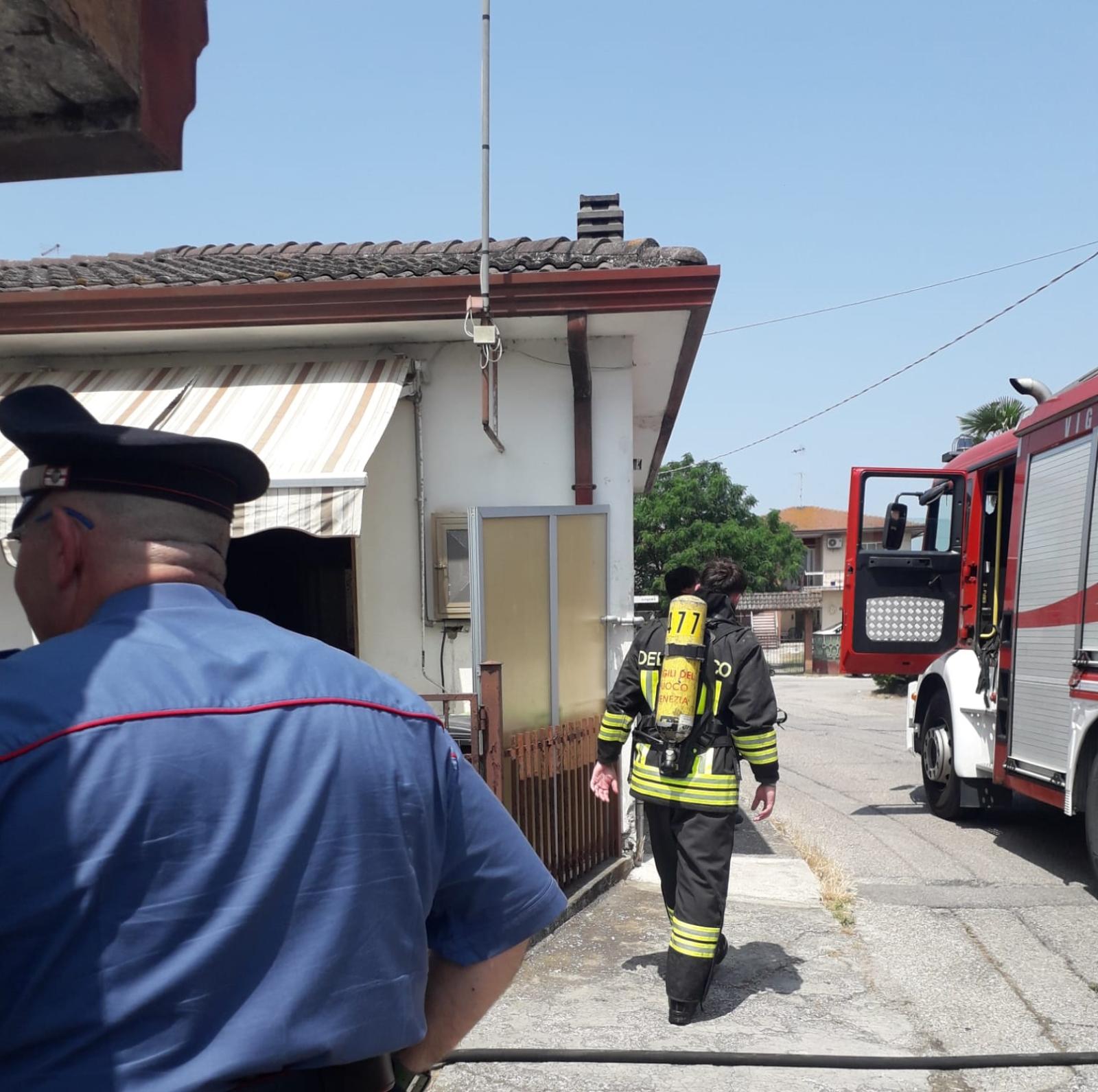 Casa in fiamme a Taglio di Po