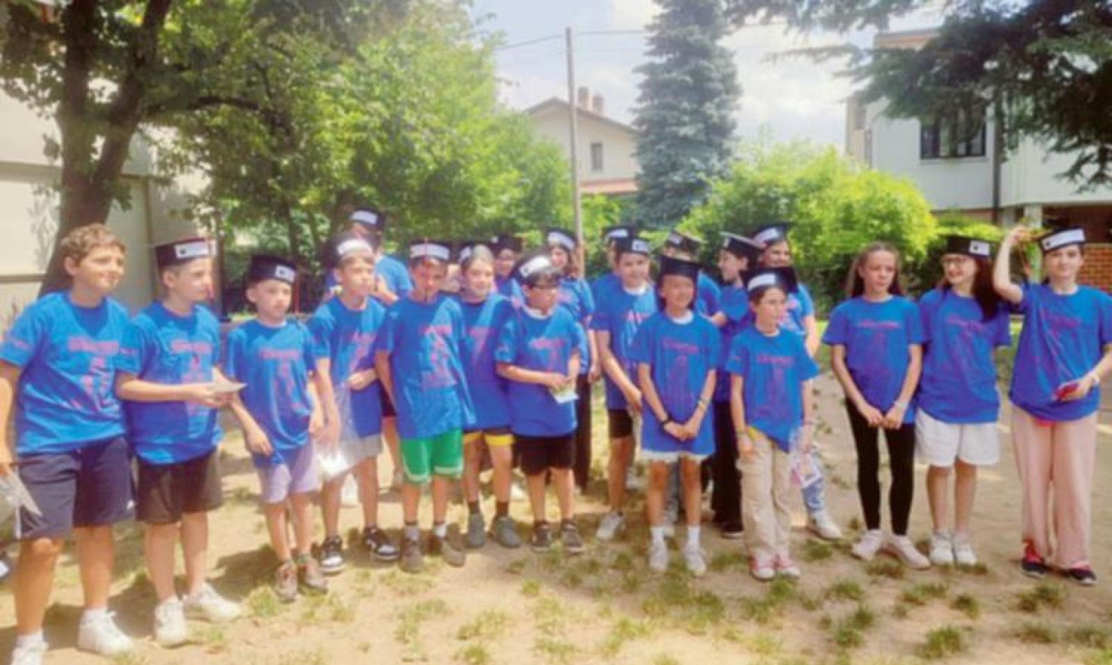 Chiusura tra gioia, foto e magliette rossobl&ugrave;