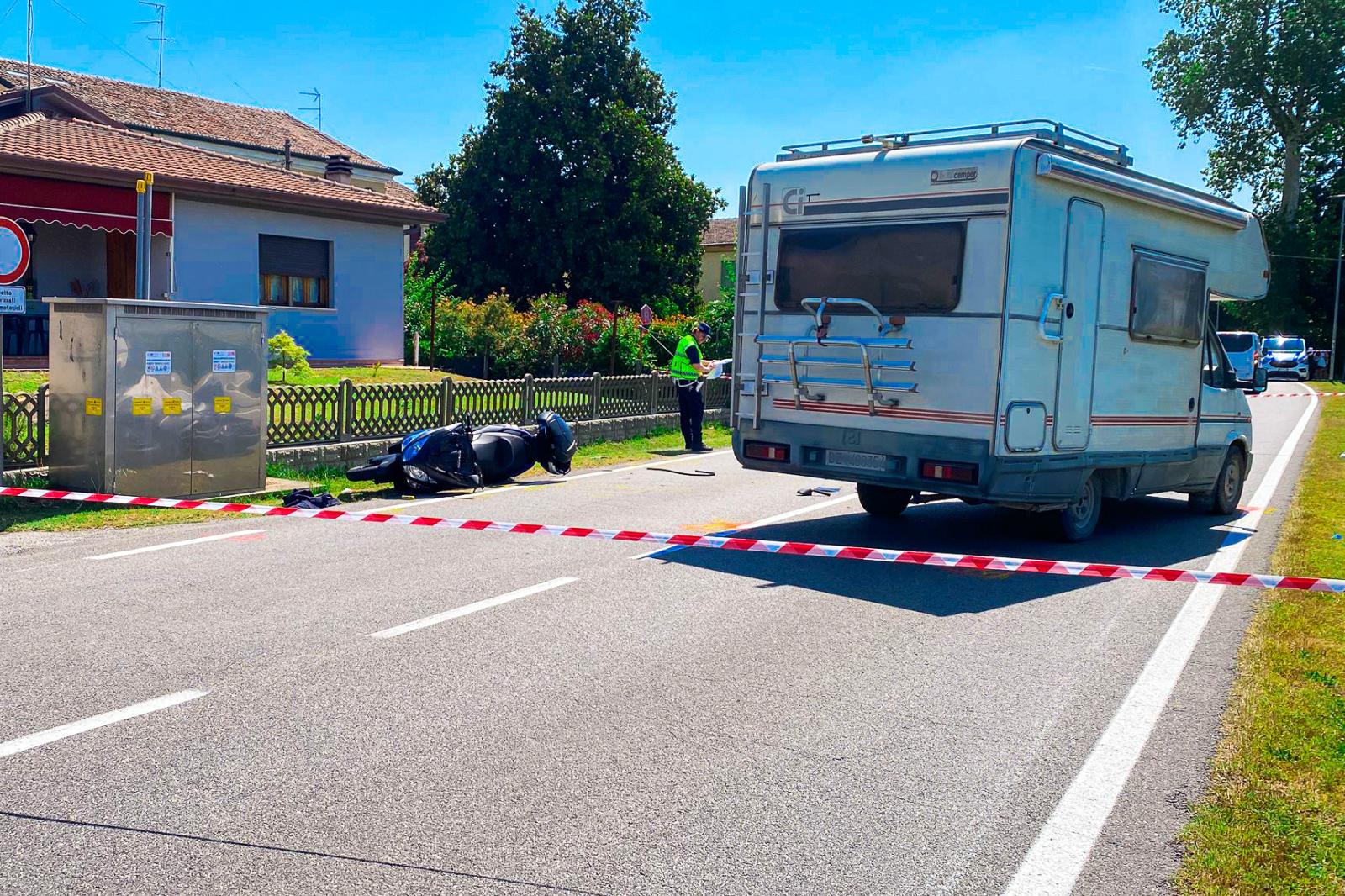 Schianto contro il camper, scooterista morto