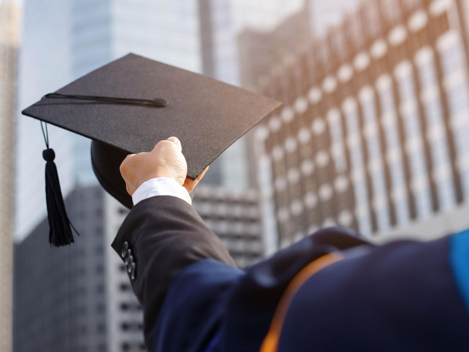 Nuove restrizioni sui visti studenteschi USA: il controllo dei social media divide l'opinione pubblica