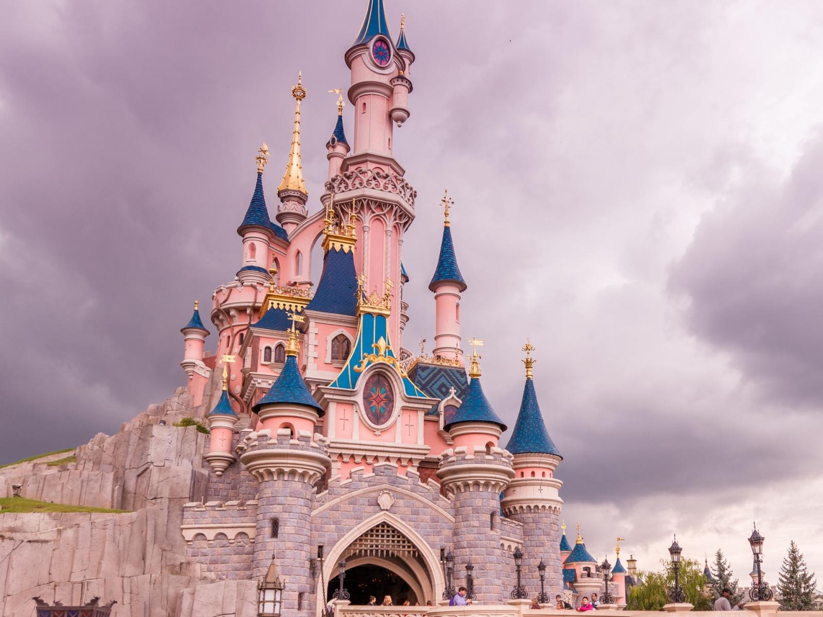 Arrestato a Disneyland Paris: matrimonio shock con una sposa di 9 anni