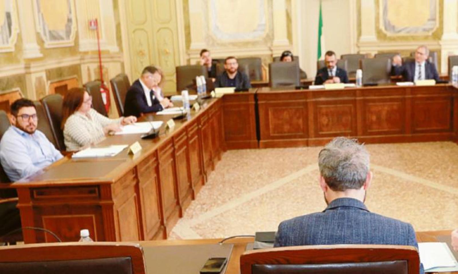 Pi&ugrave; soldi per le strade e le scuole