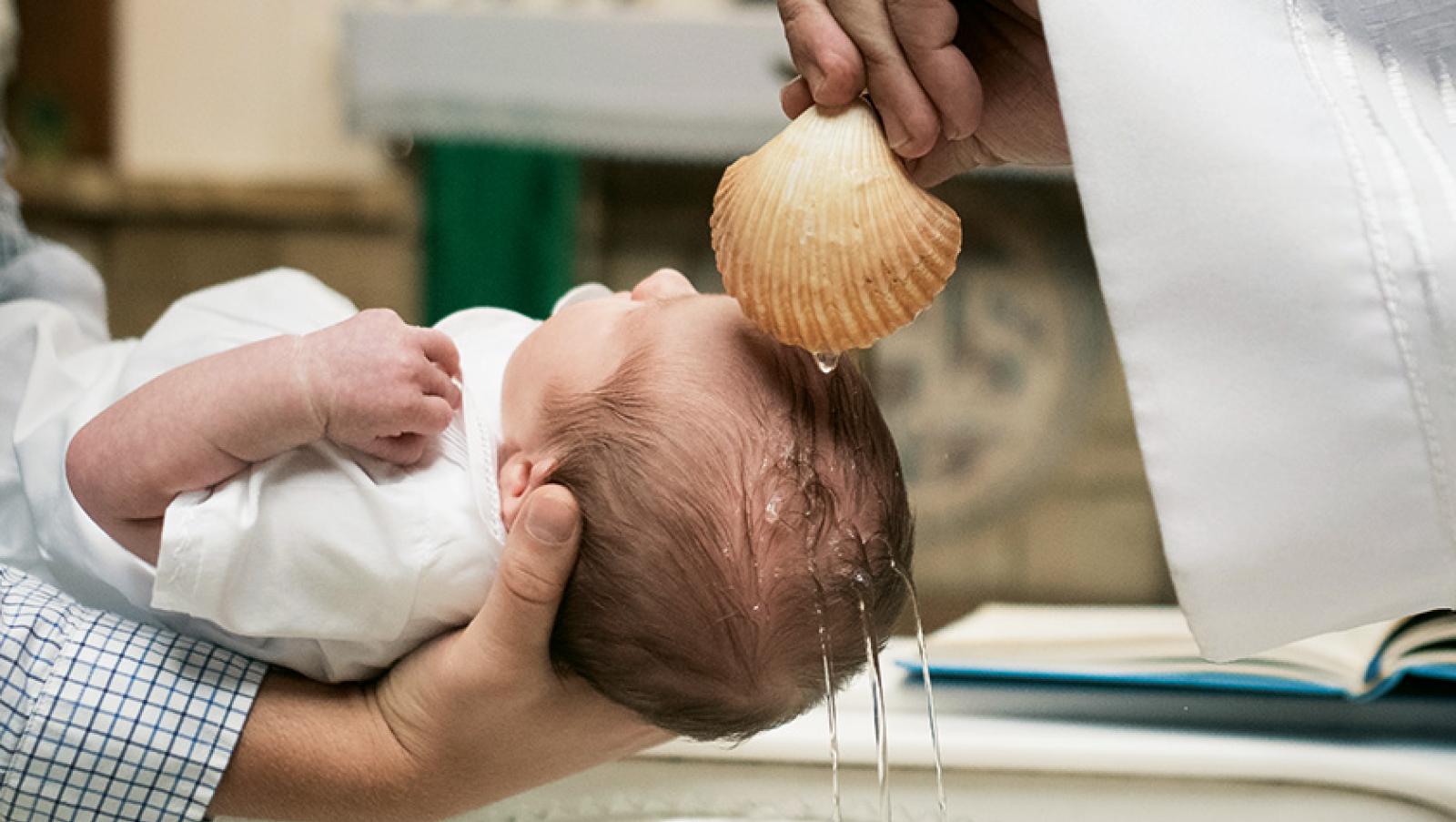 Rissa al battesimo: festa in riva al mare si trasforma in un incubo