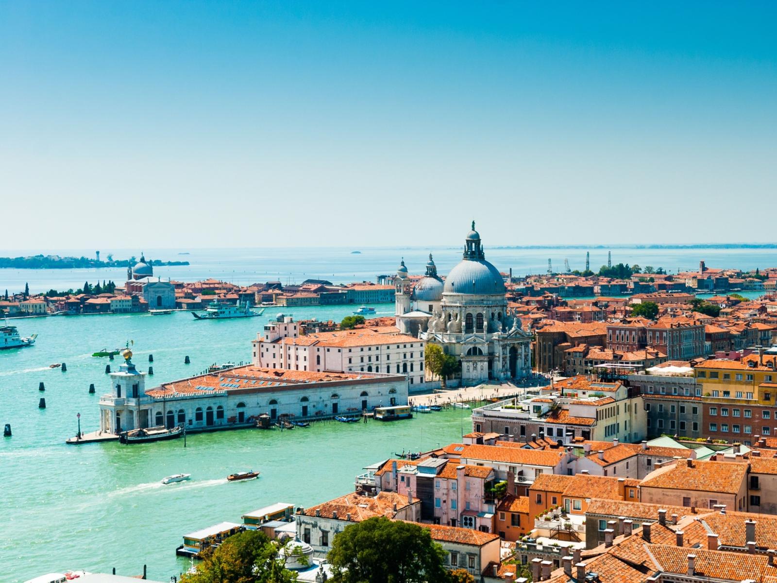 Venezia sotto i riflettori: tra tensioni internazionali e nozze da sogno