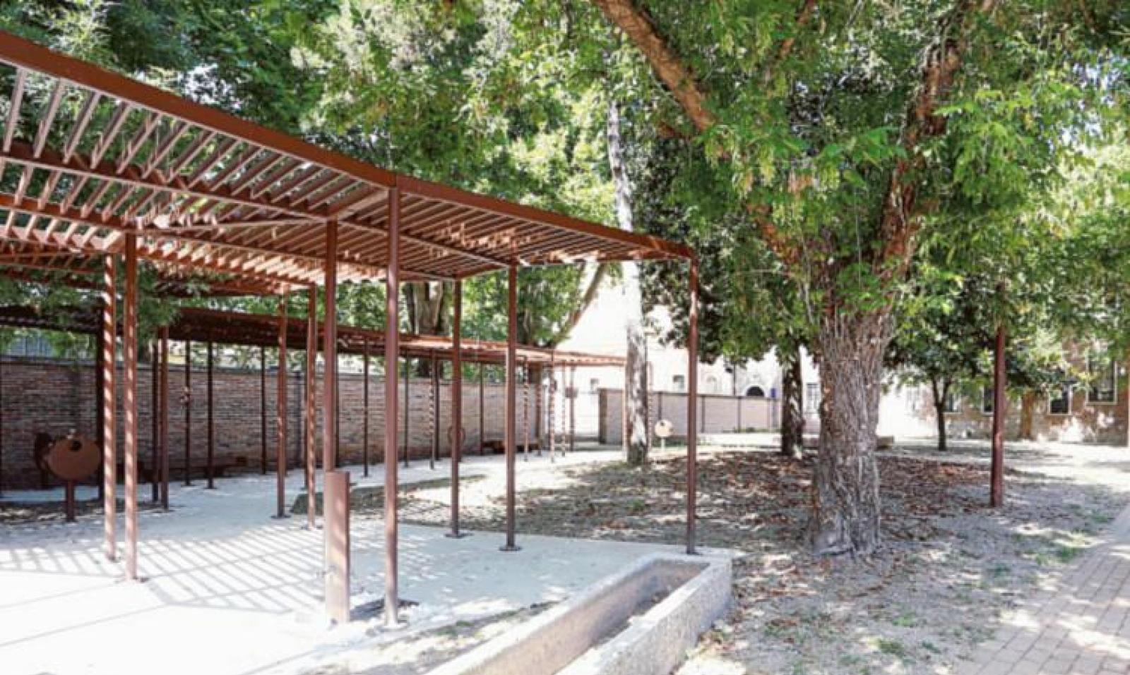 Installati i nuovi arredi presto l&rsquo;orto potr&agrave; aprire