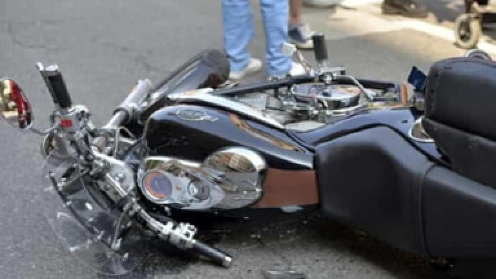 Sbalzata dalla moto dopo l'incidente, donna rischia l'amputazione di un piede