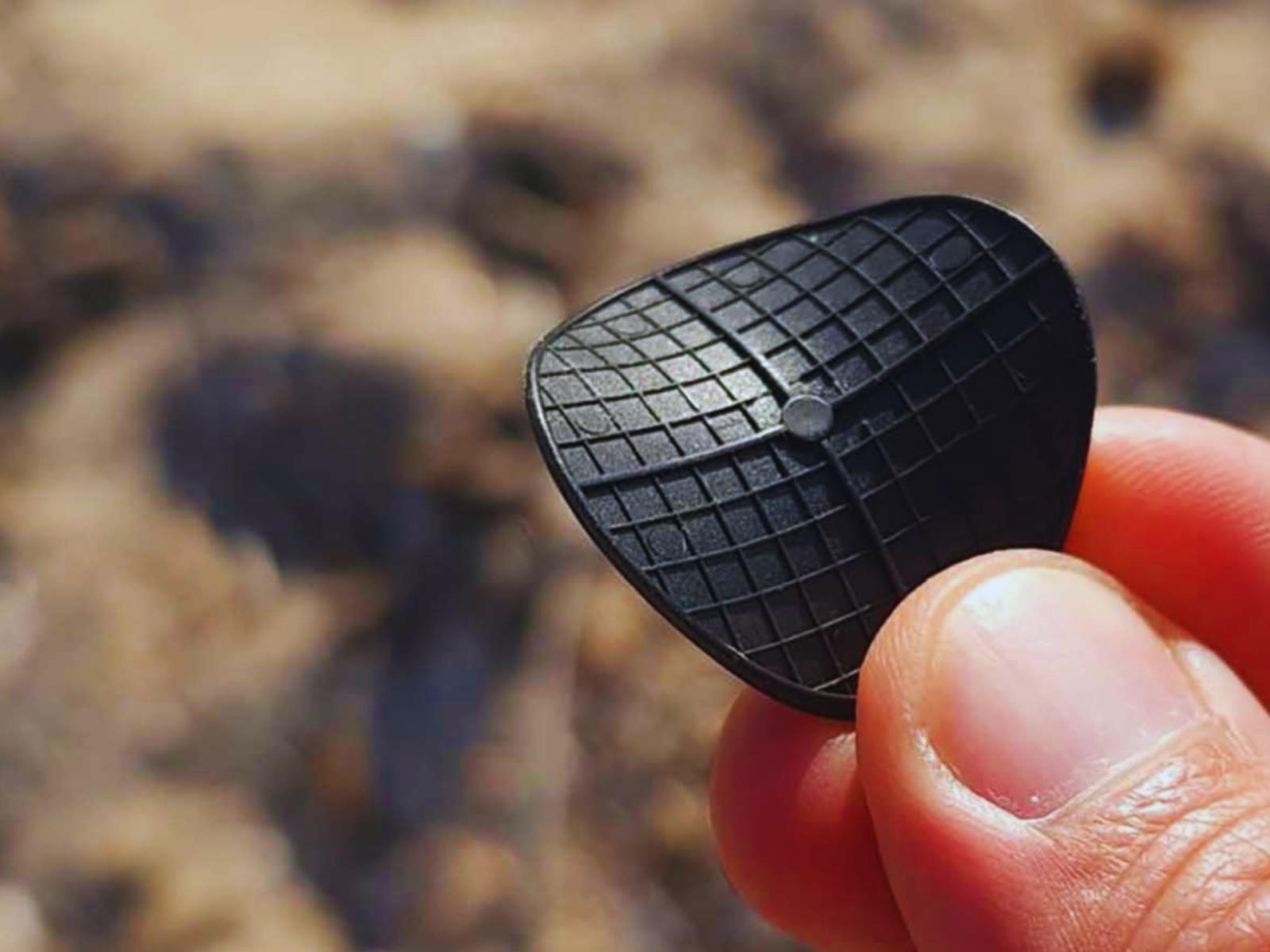 Misteriosi dischetti neri invadono le spiagge italiane: un enigma da risolvere