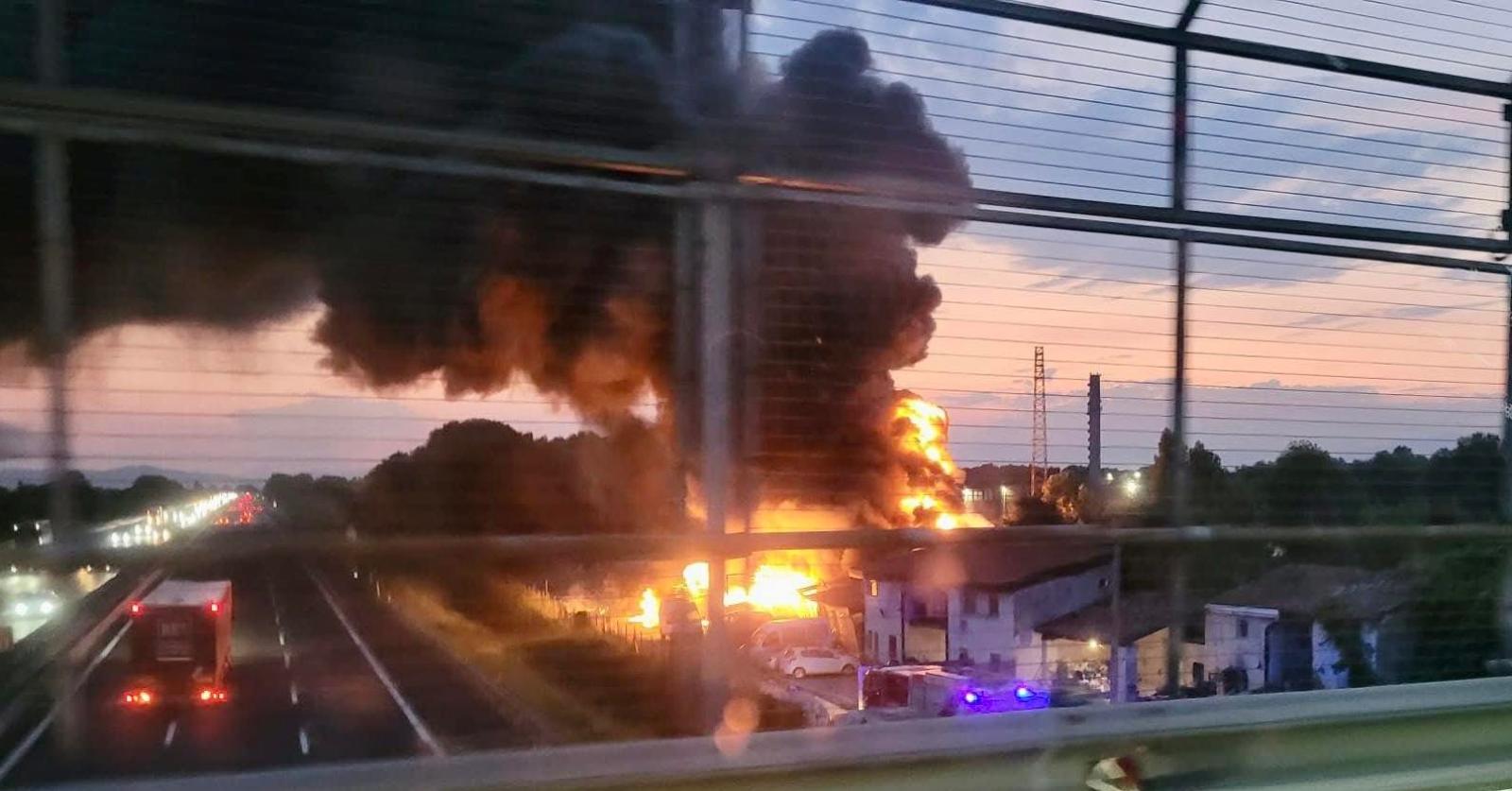 Incendio a Villafranca Padovana: una notte di fuoco e solidariet&agrave; nella zona industriale