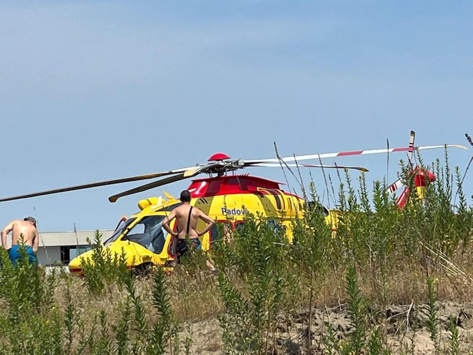 Risucchiata dalle onde, salvata 18enne