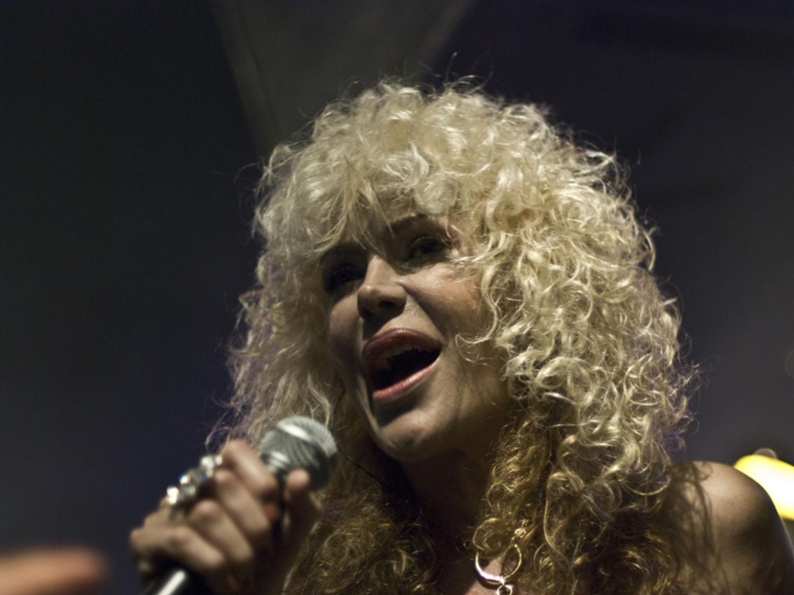 Donatella Rettore: un'icona ribelle tra musica e provocazione