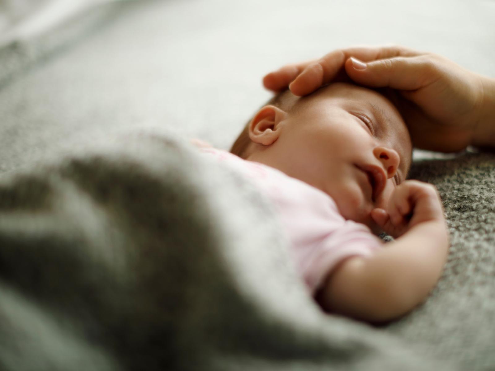 Proteggere i neonati dal caldo: i consigli del professor Massimo Agosti