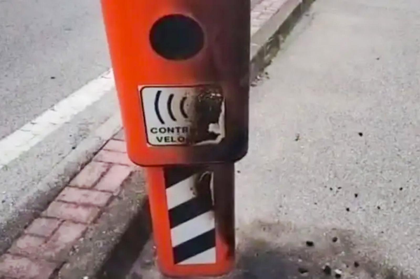 Vandali in azione: incendiato un velobox a San Martino di Lupari