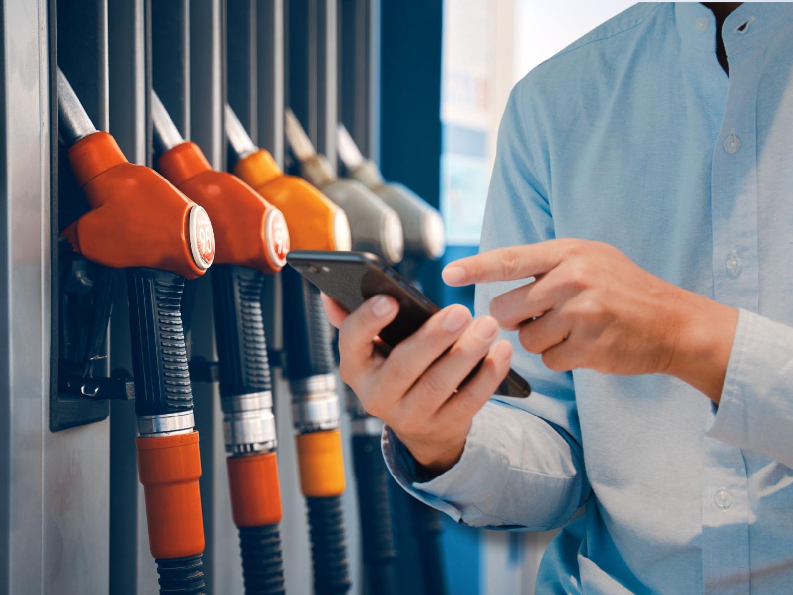 Perch&eacute; non dovresti usare il cellulare mentre fai rifornimento: miti e realt&agrave;