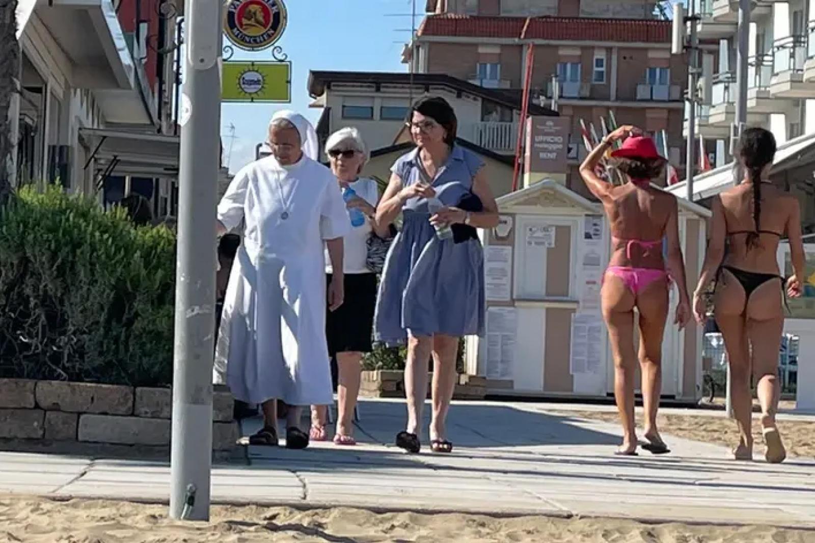 Sacro e profano a Jesolo: il dibattito sul decoro si riaccende