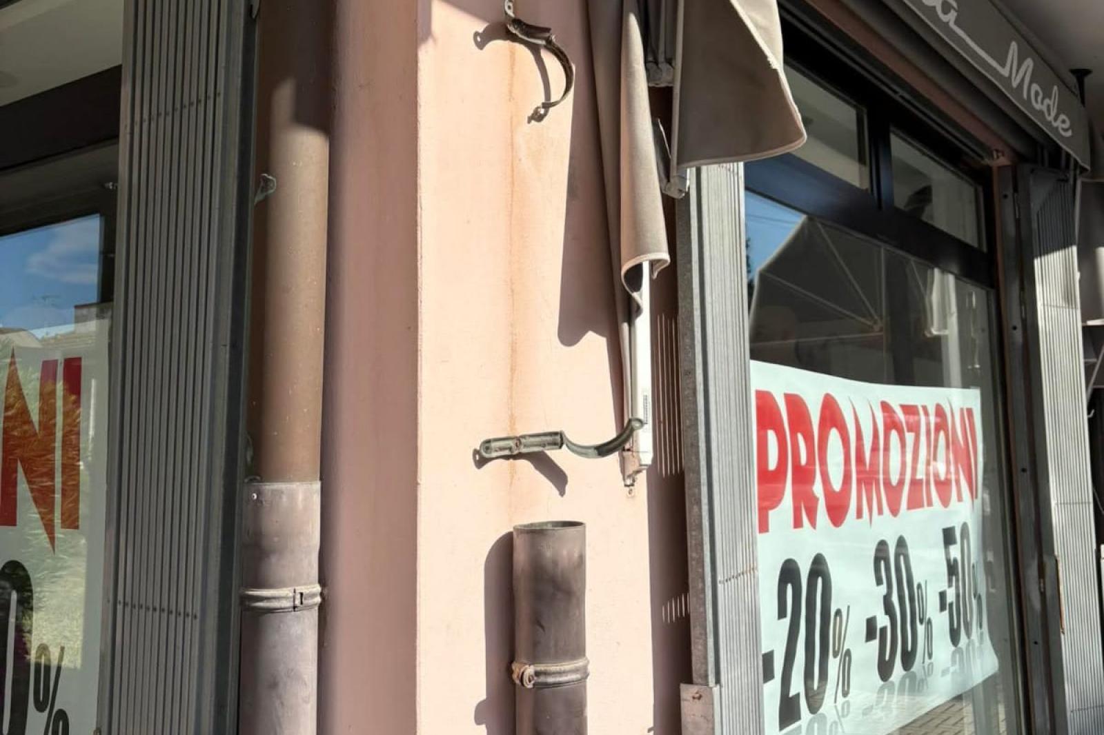 Sparite le grondaie, persino in piazza