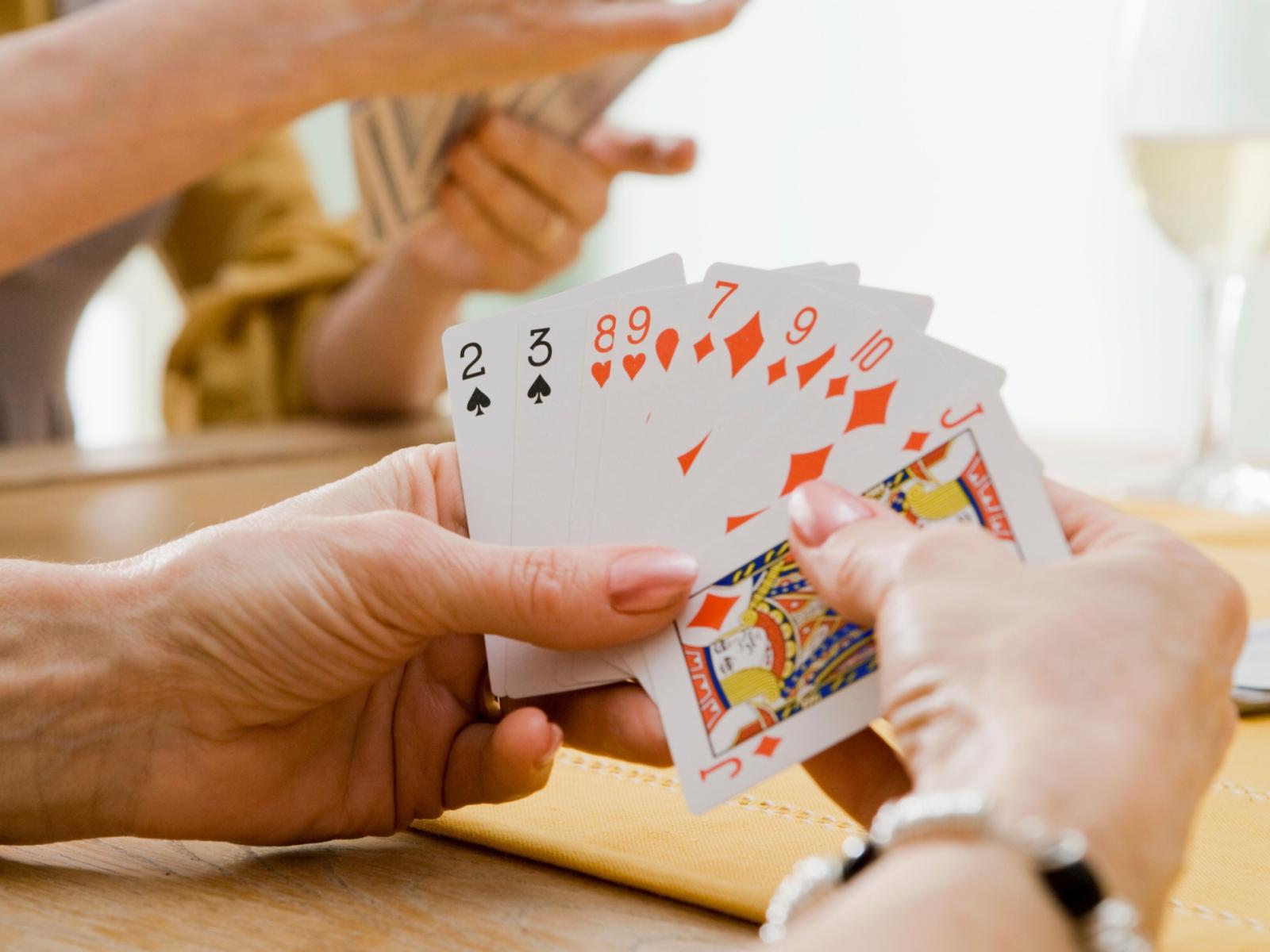 Rissa al centro anziani di Lesmo: quando una partita a carte finisce in ospedale