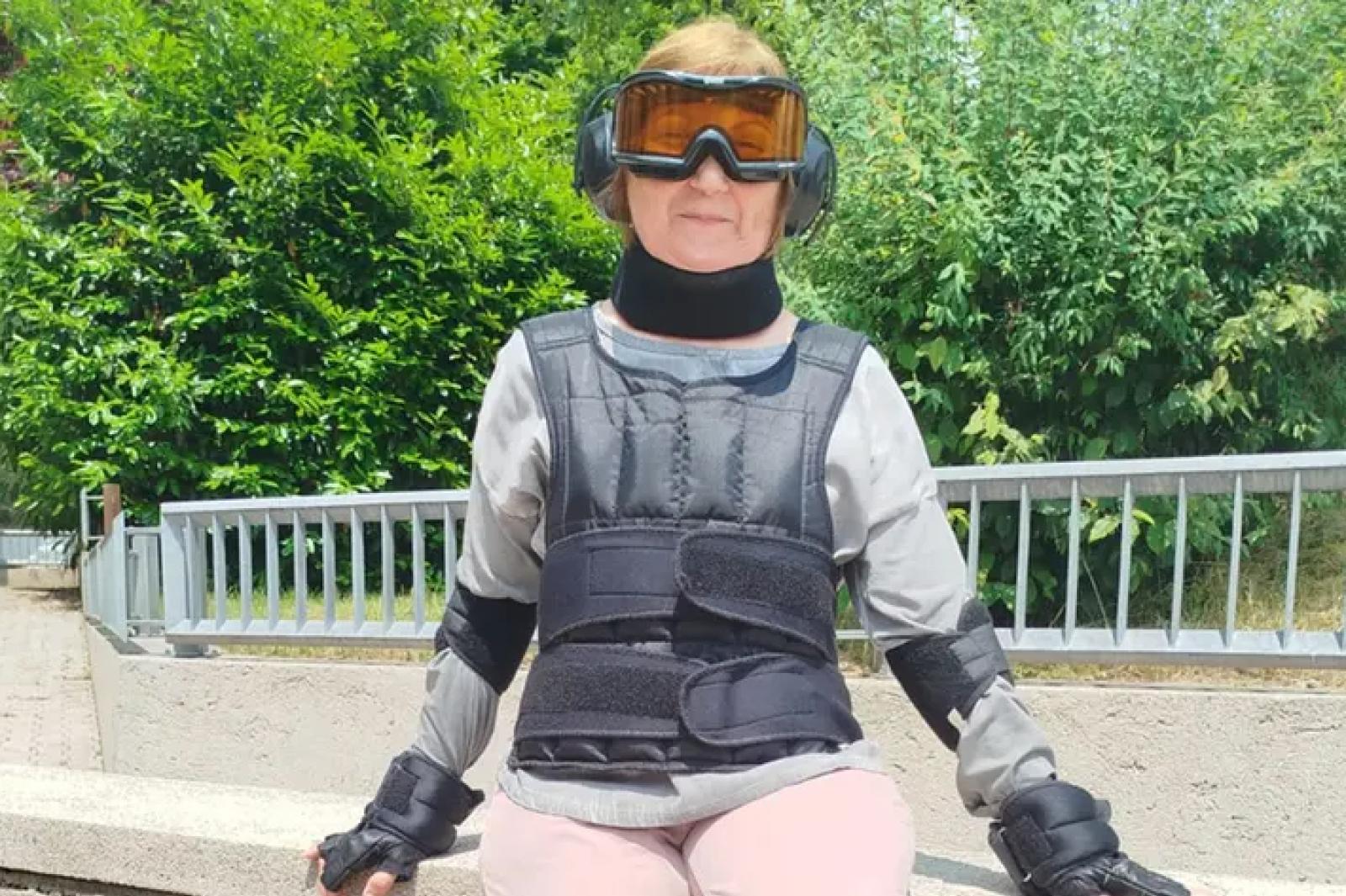 Una tuta che simula la vecchiaia