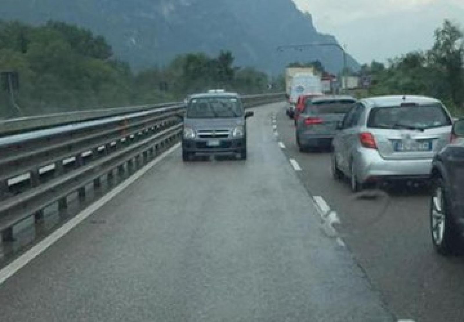 Paura sulla Pedemontana: auto contromano sfiora la tragedia