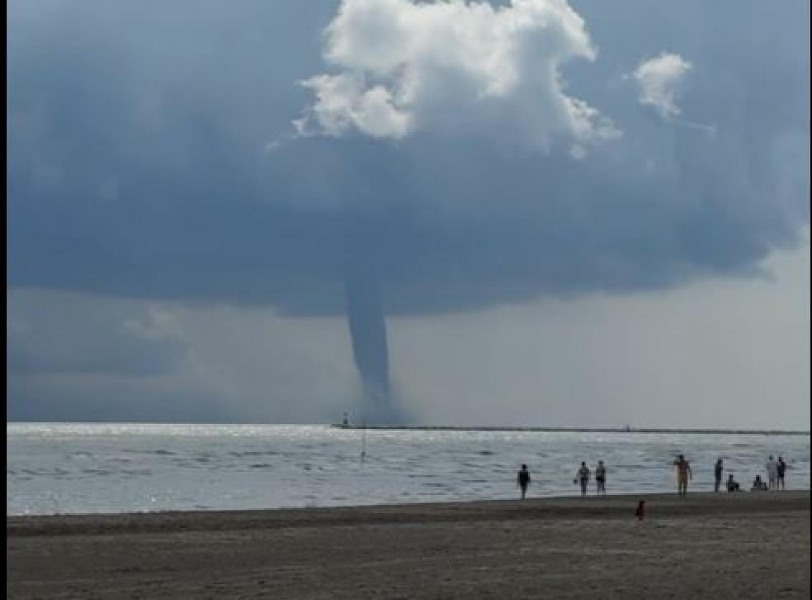 Enorme tromba marina a largo del Delta