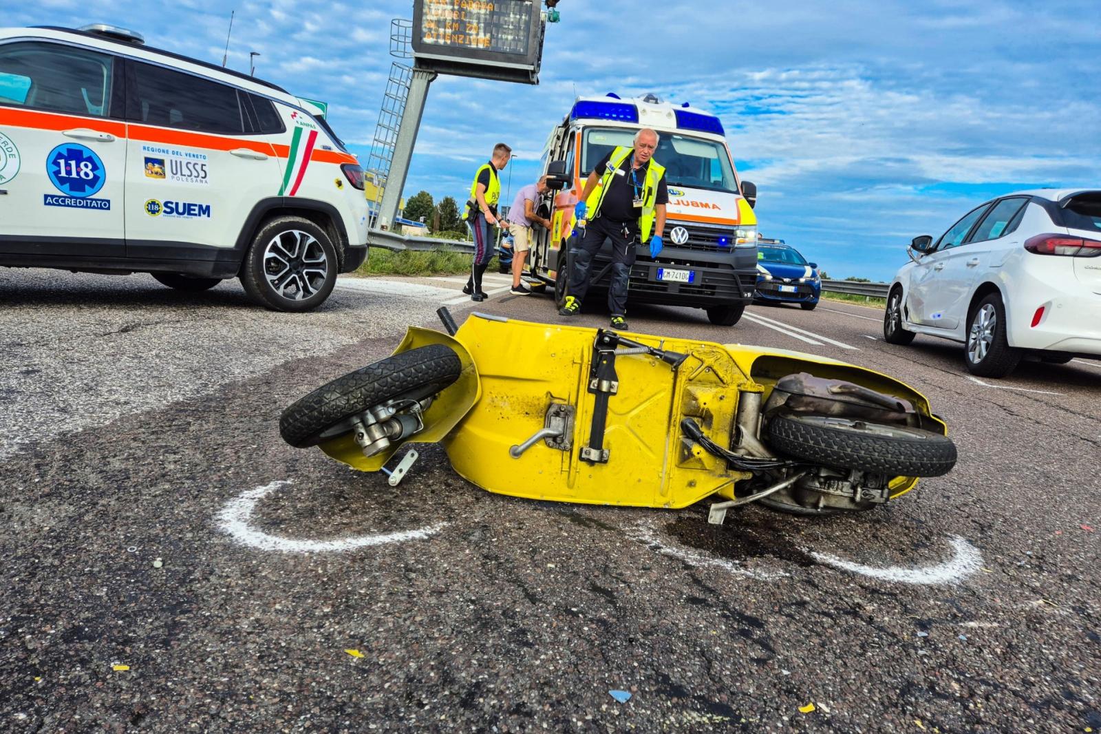 Schianto al casello, paura per un giovane