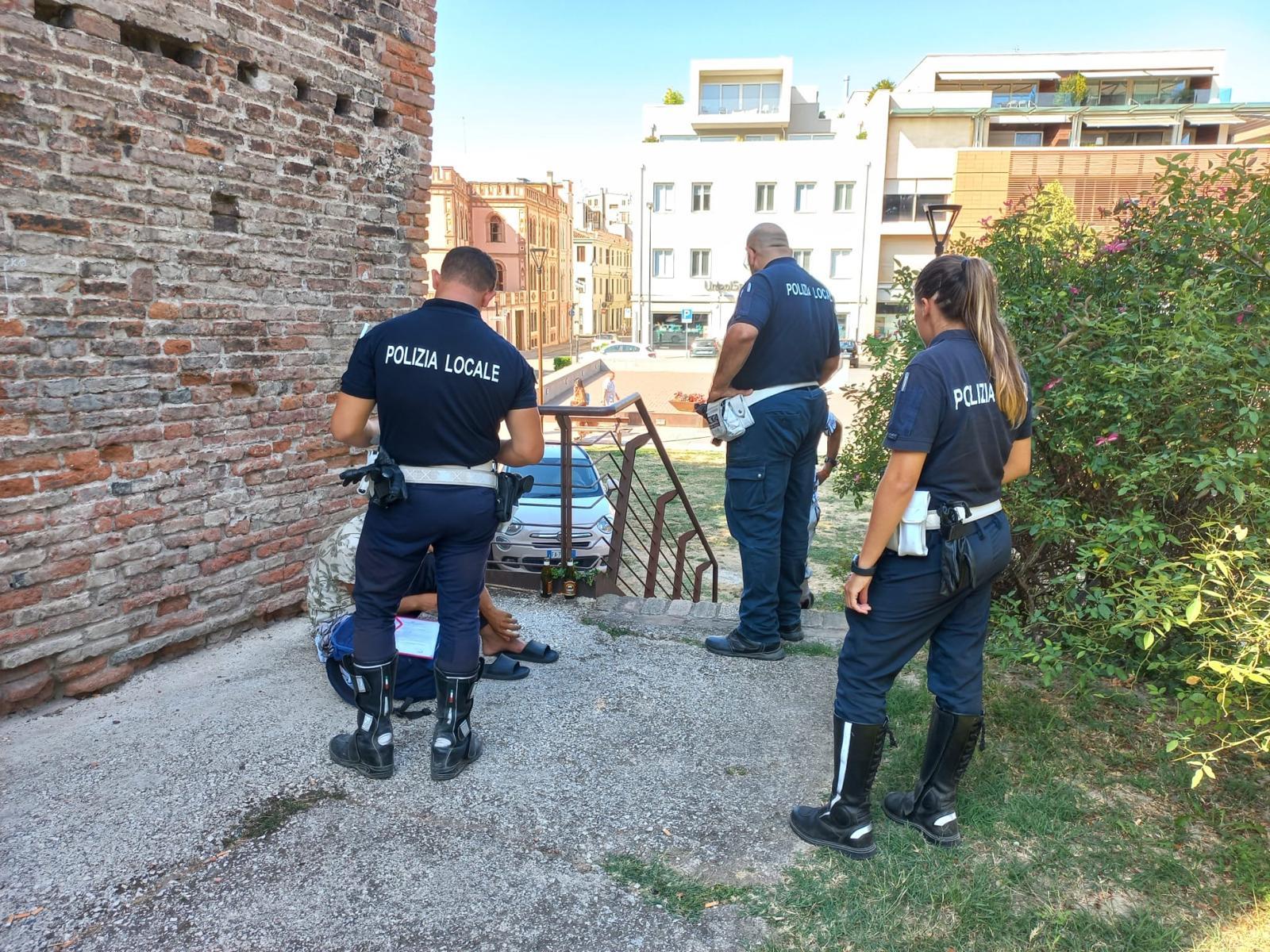 Alcool e bivacchi, ecco le prime multe