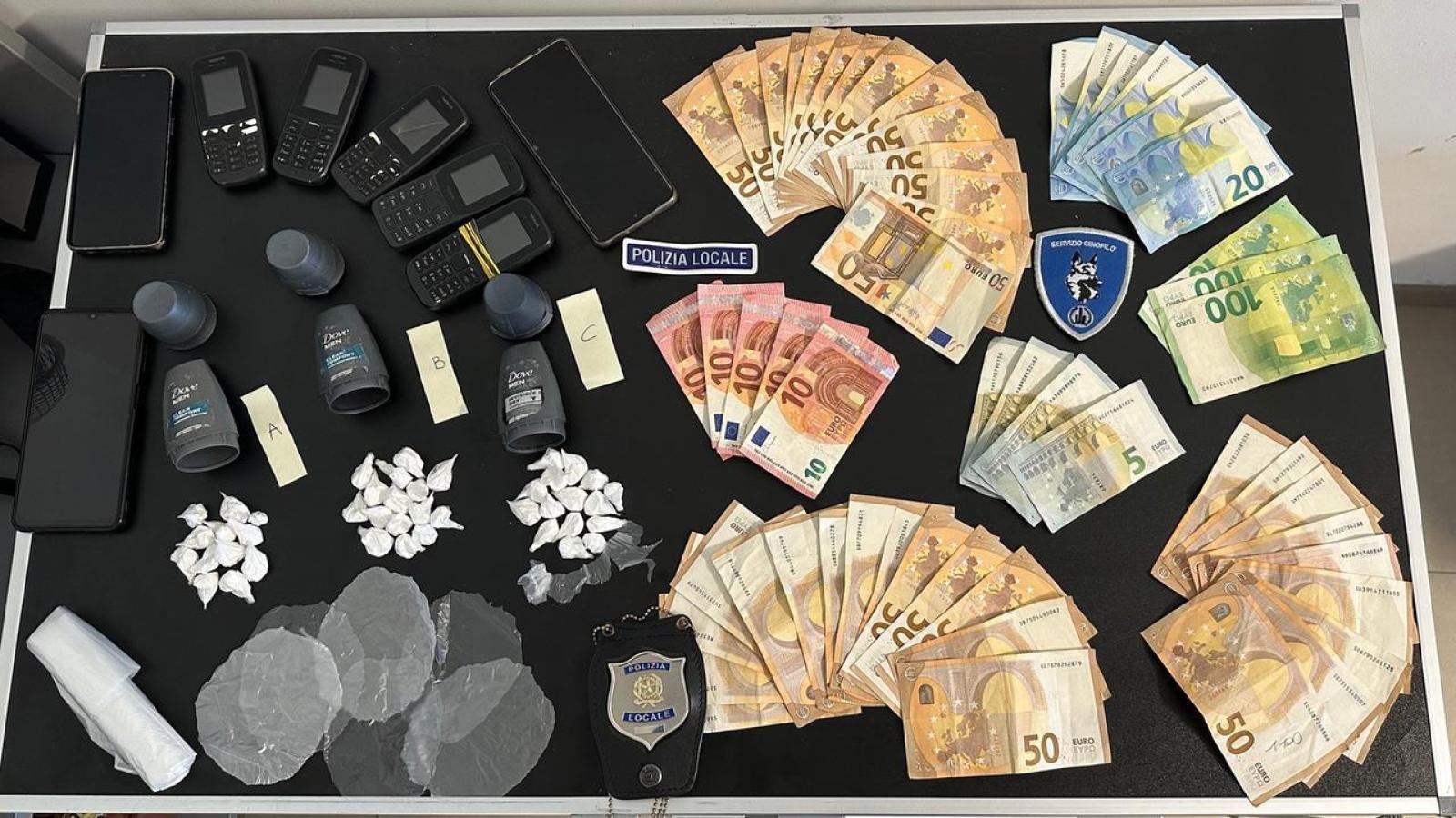 Cocaina nascosta nei deodoranti: blitz della polizia a Ferrara porta alla denuncia di un 27enne