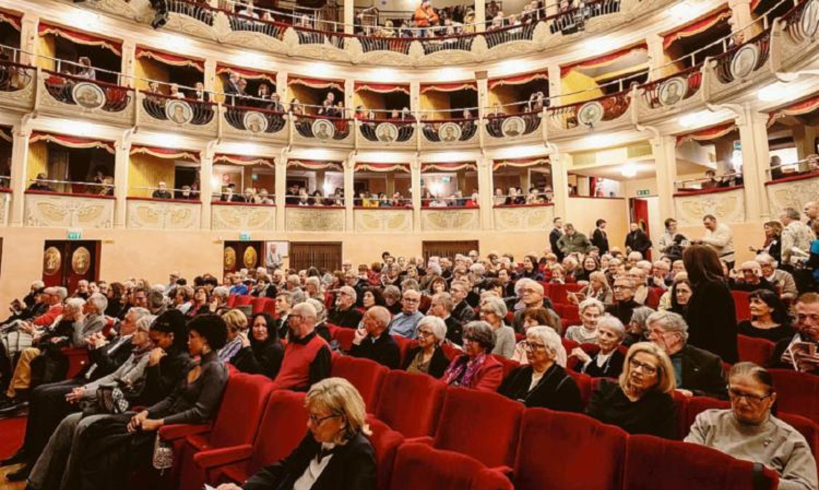 La platea del Sociale si rinnova