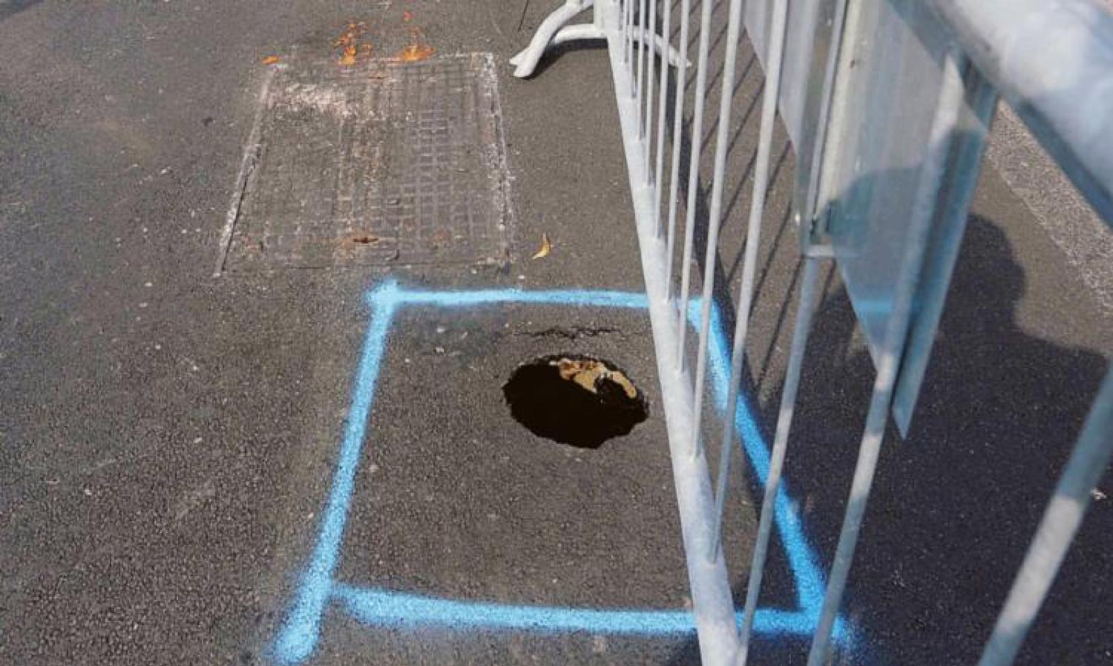 Condotta fa acqua, cede la strada