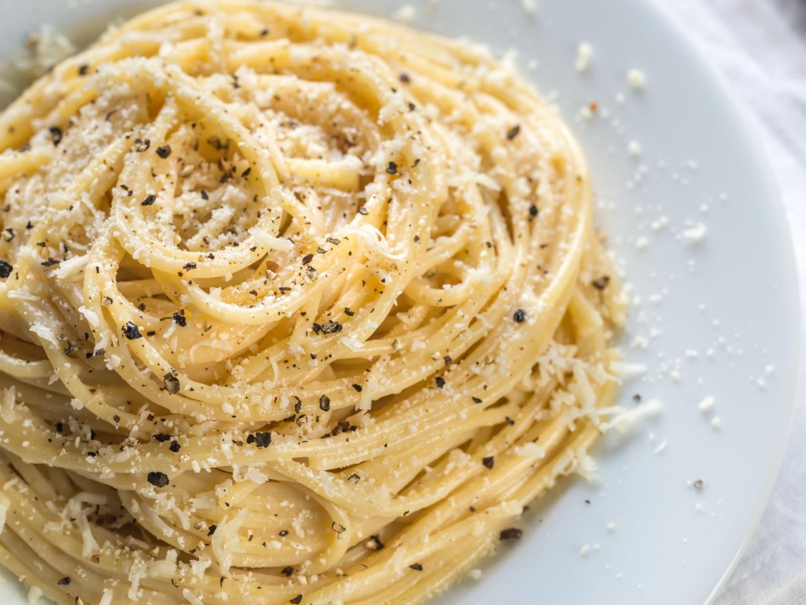 Cacio e pepe, la marcia indietro a met&agrave; della Bbc: quando l&rsquo;adattamento sfiora l&rsquo;eresia